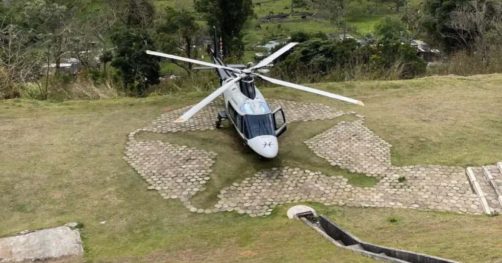 Foto do heliponto no Sheriff em São José dos Campos com um helicóptero branco parado.