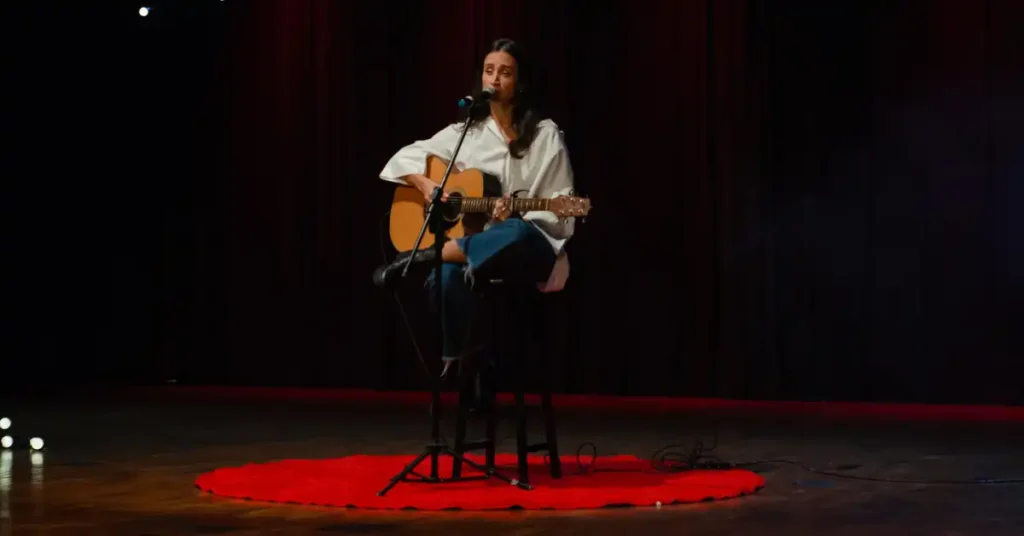 Após a sua palestra, a cantora e compositora Mariana Nolasco cantou para os participantes do TEDx São José dos Campos no Teatro Univap