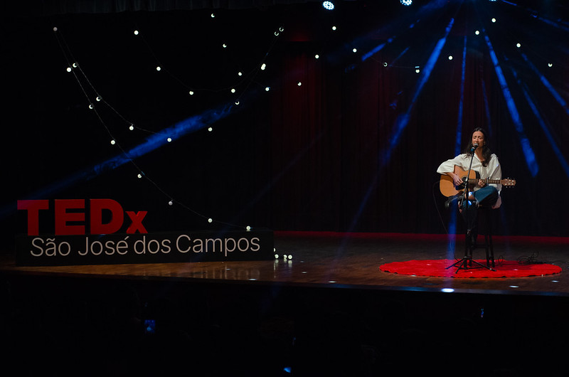 Mariana Nolasco cantando no TEDx São José dos Campos | Foto: Krishna Santos