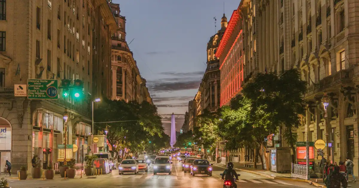 Cidade de Buenos Aires a noite com vista para o obelisco