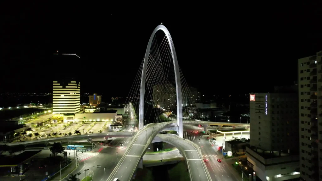 Vista aérea e noturna da ponte estaiada em São José dos Campos 