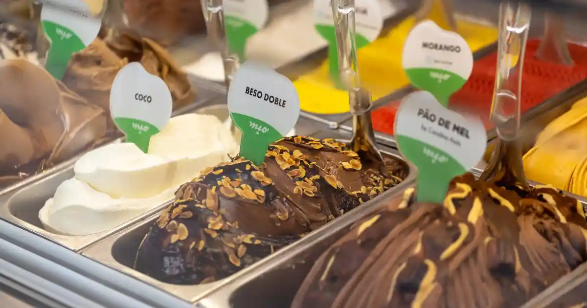 Foto da vitrine da Mio Sogno de Gelato, uma sorveteria em São José dos Campos.