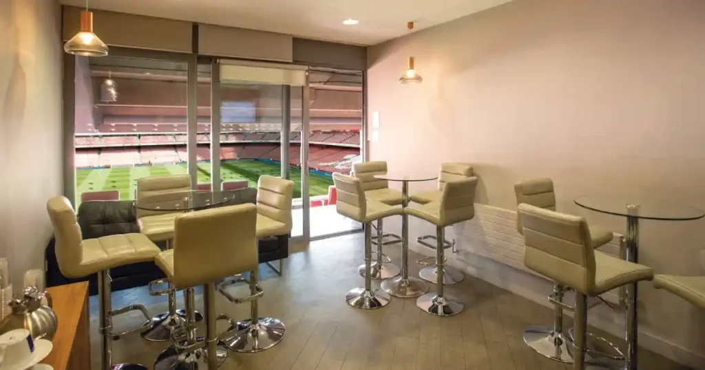 Camarote privado no estádio do Arsenal, Emirates Stadium, com espumante, garçom exclusivo e muitas outras experiências para até 15 pessoas.