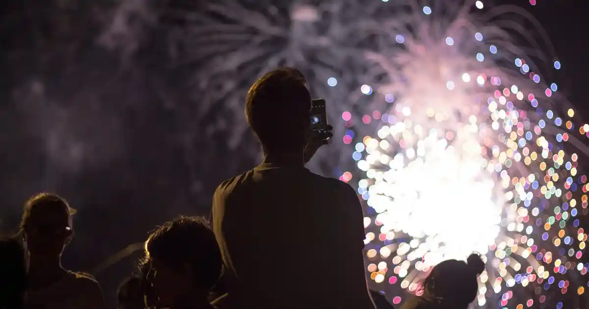 Pessoas assistindo fogos de Artifício