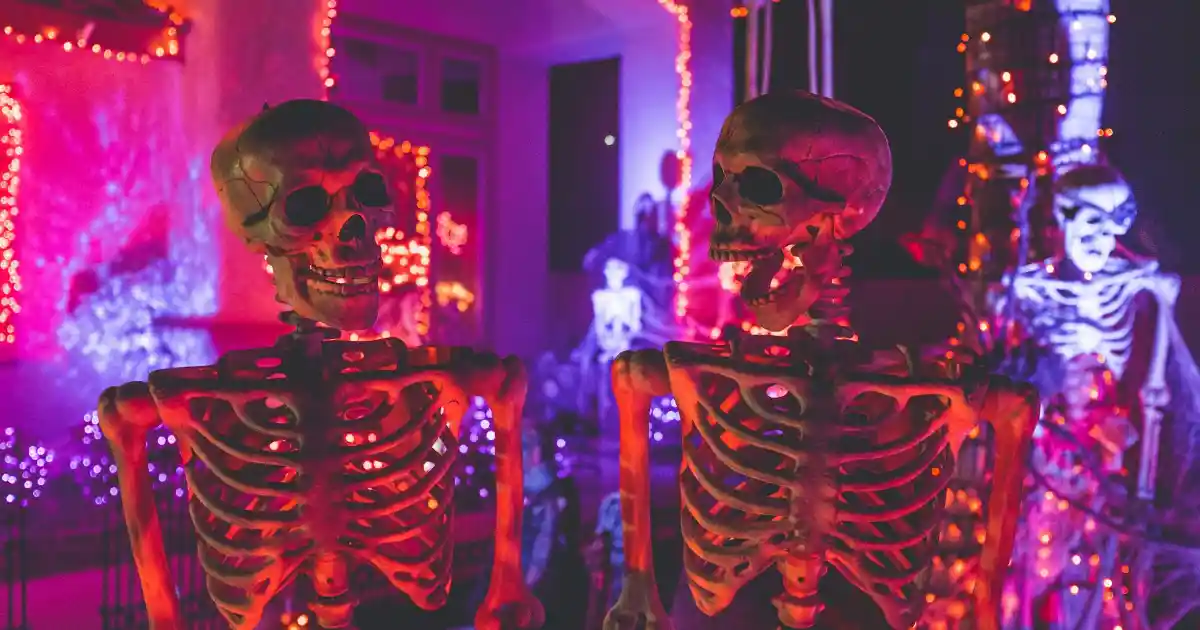 Decoração de halloween com várias caveiras