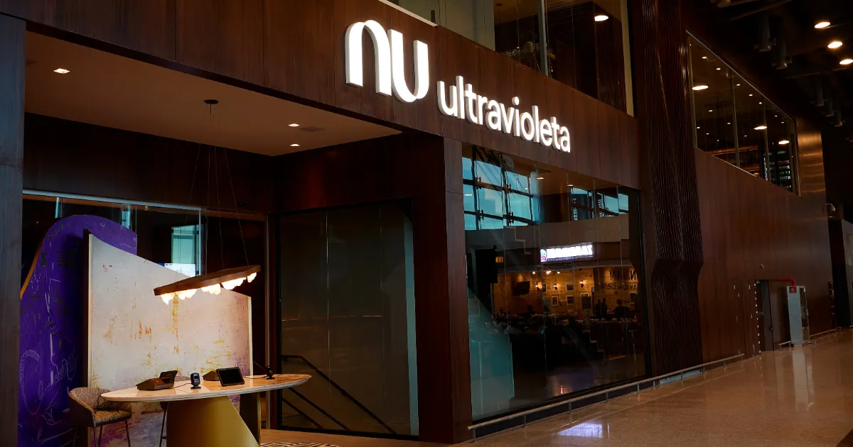 Fachada da Nubank Ultravioleta Lounge no Aeroporto de Guarulhos (GRU)