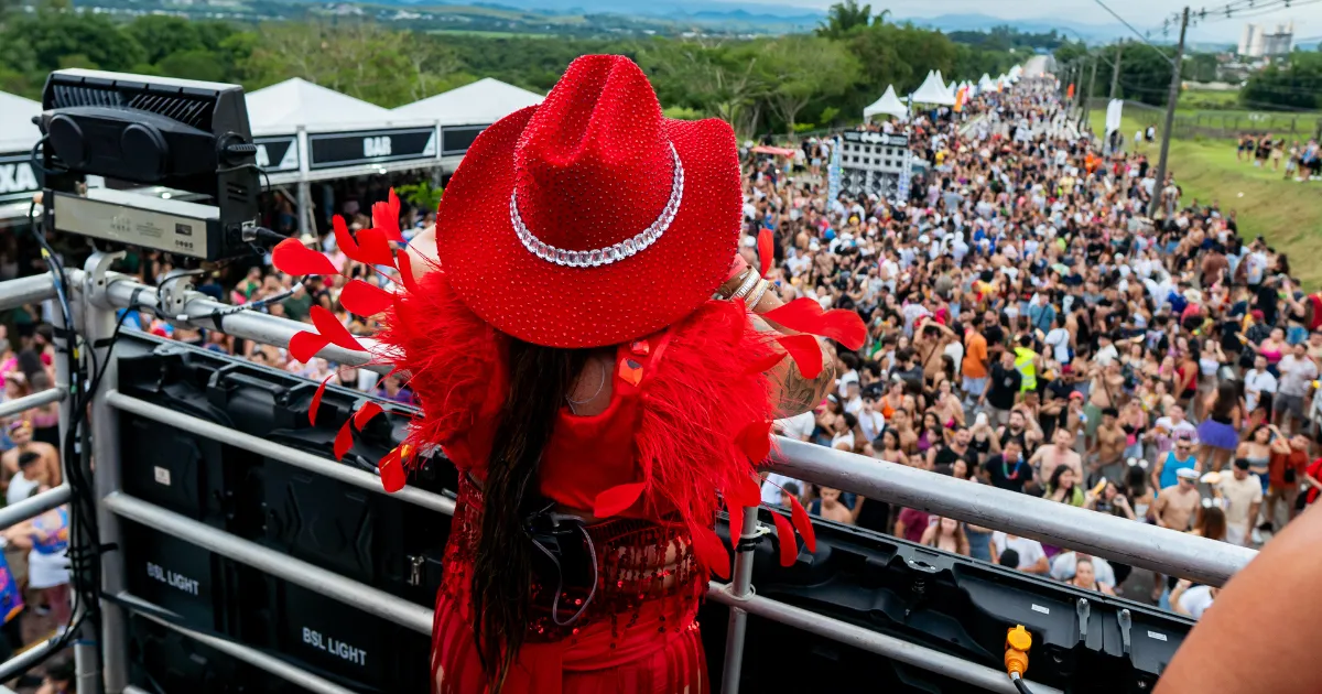 Vários foliões aglomerados no pré-carnaval do Carnaval de Sanja na Via Oeste em São José dos Campos em fevereiro de 2025