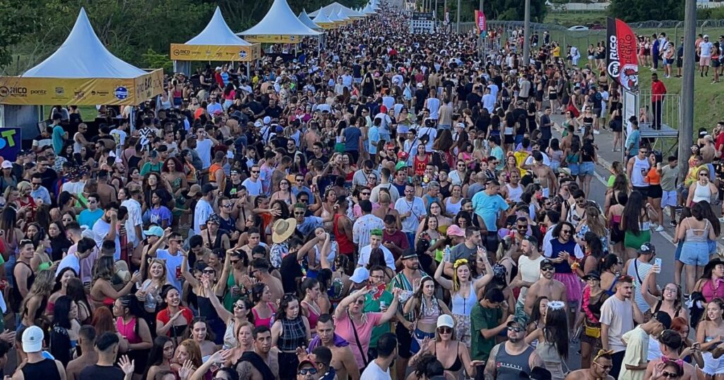 Vários foliões aglomerados no Carnaval de Sanja na Via Oeste em São José dos Campos em fevereiro de 2024